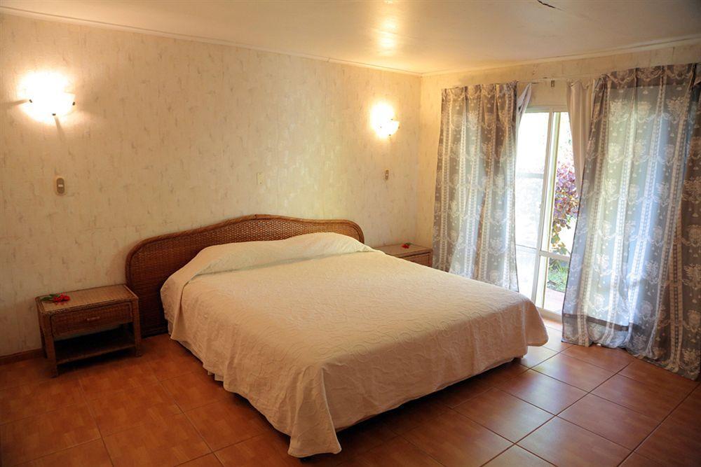 Tupa Hotel Hanga Roa Bagian luar foto