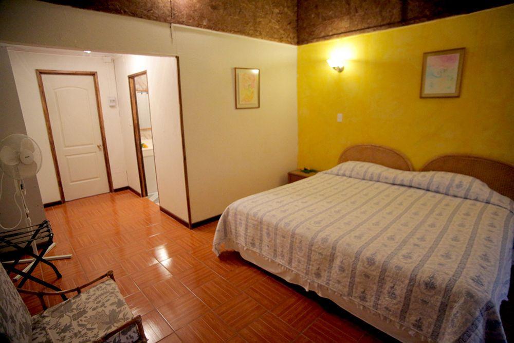 Tupa Hotel Hanga Roa Bagian luar foto