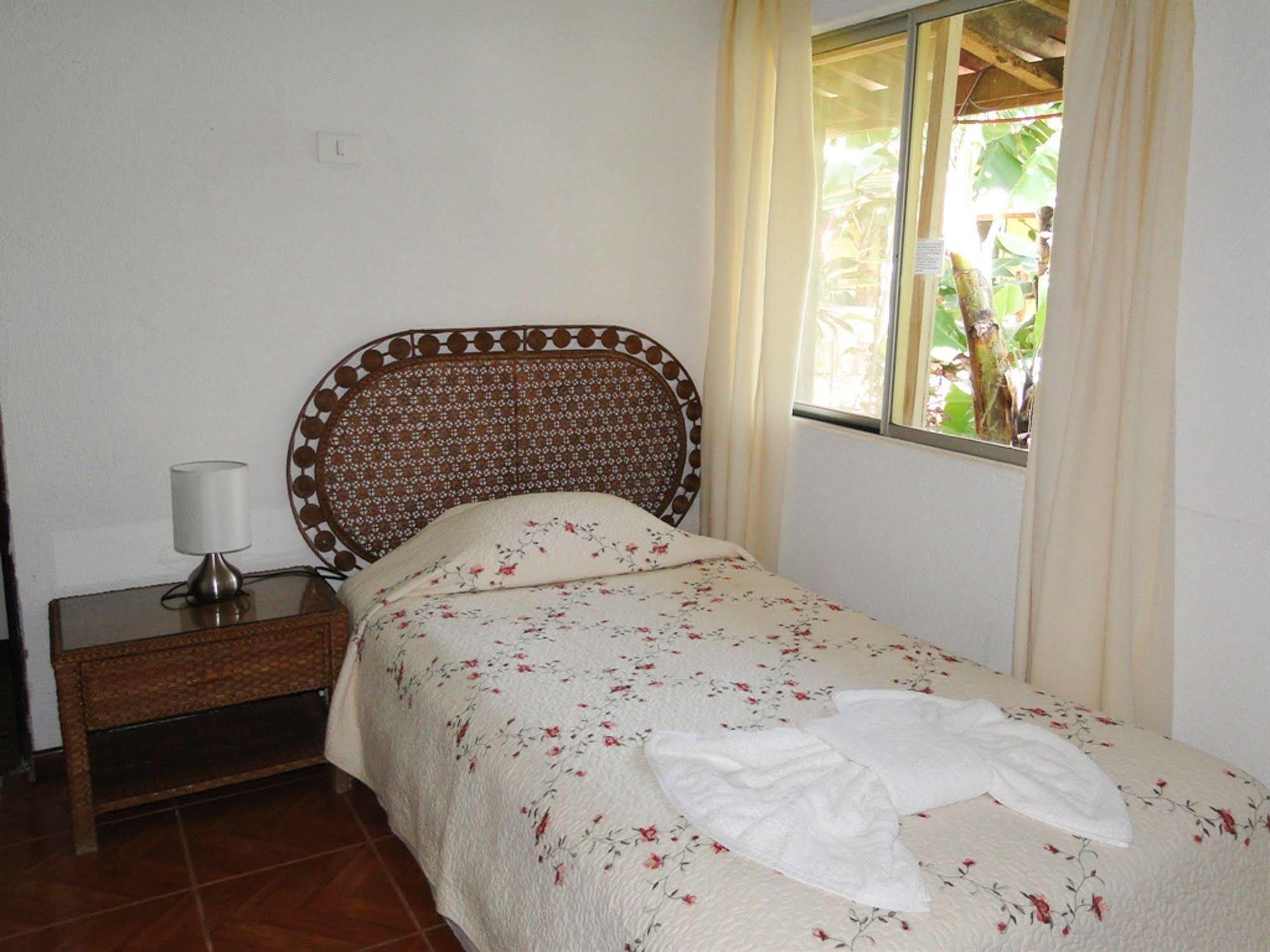 Tupa Hotel Hanga Roa Bagian luar foto